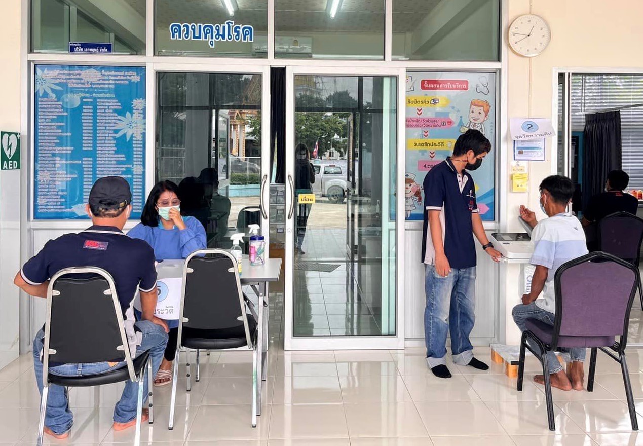 น้ำตาลนิวกว้างสุ้นหลี สนับสนุนเจ้าหน้าที่ อาหาร และน้ำดื่ม  ประจำศูนย์ฉีดวัคซีน รพ.สต.หนองไทร