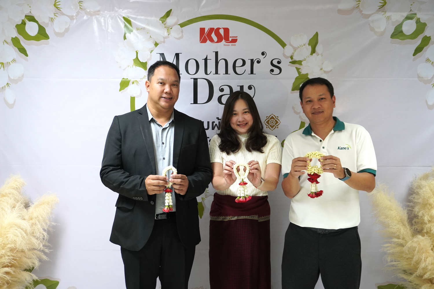 KSL จัดกิจกรรม “สวมผ้าไทย ร้อยมาลัยไปกราบแม่ 2567” สานสายใยรัก แม่-ลูก