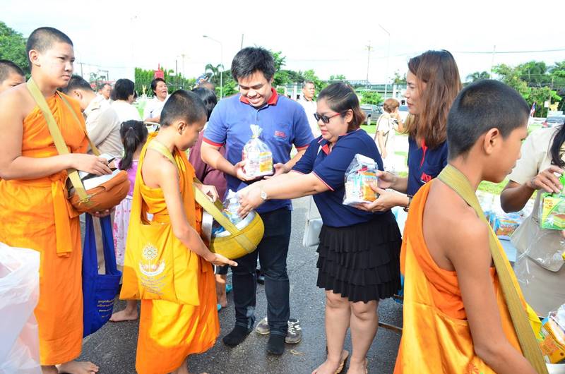 ตักบาตรข้าวสารอาหารแห้ง เนื่องในวันเฉลิมพระชนมพรรษาสมเด็จพระเจ้าอยู่หัว รัชกาลที่ 10