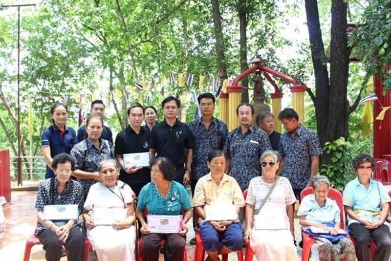 ร่วมทำบุญเลี้ยงพระ สรงน้ำพระ และรดน้ำขอพรผู้สูงอายุในงานประเพณีสงกรานต์ ชุมชนศาลเจ้าตึก