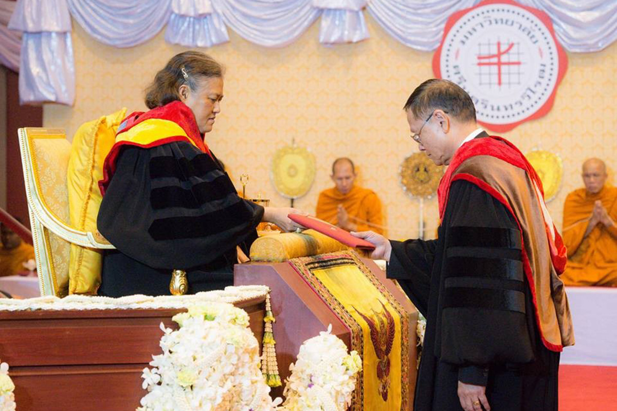 เข้ารับพระราชทานปริญญาบัตรศิลปศาสตรดุษฎีบัณฑิตกิตติมศักดิ์