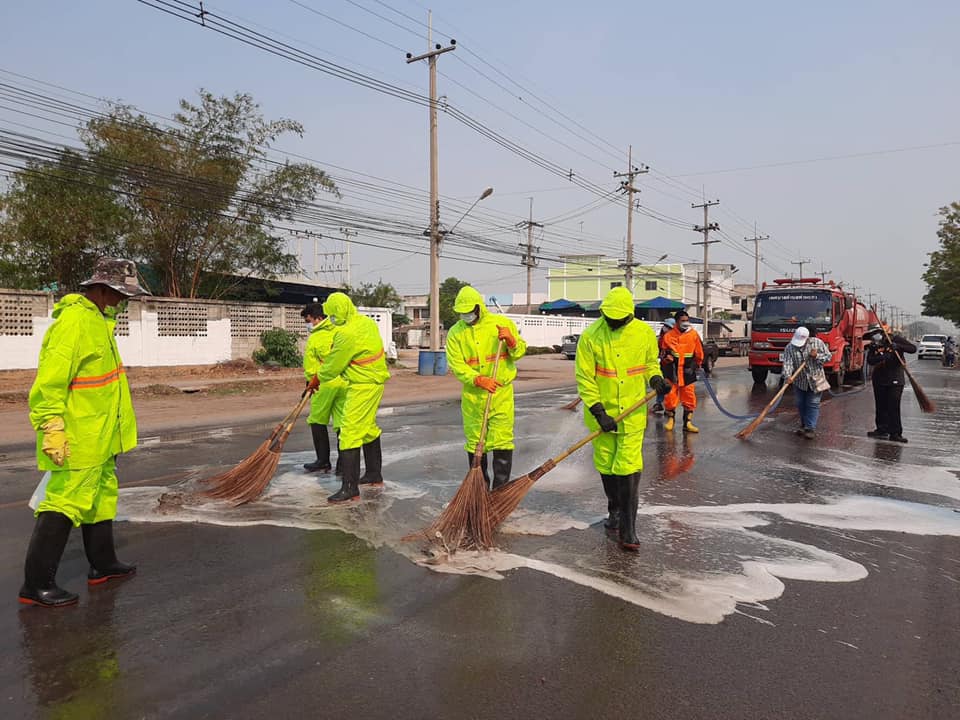ทำความสะอาดถนนแสงชูโต ลดการแพร่เชื้อไวรัสโคโรนา 2019