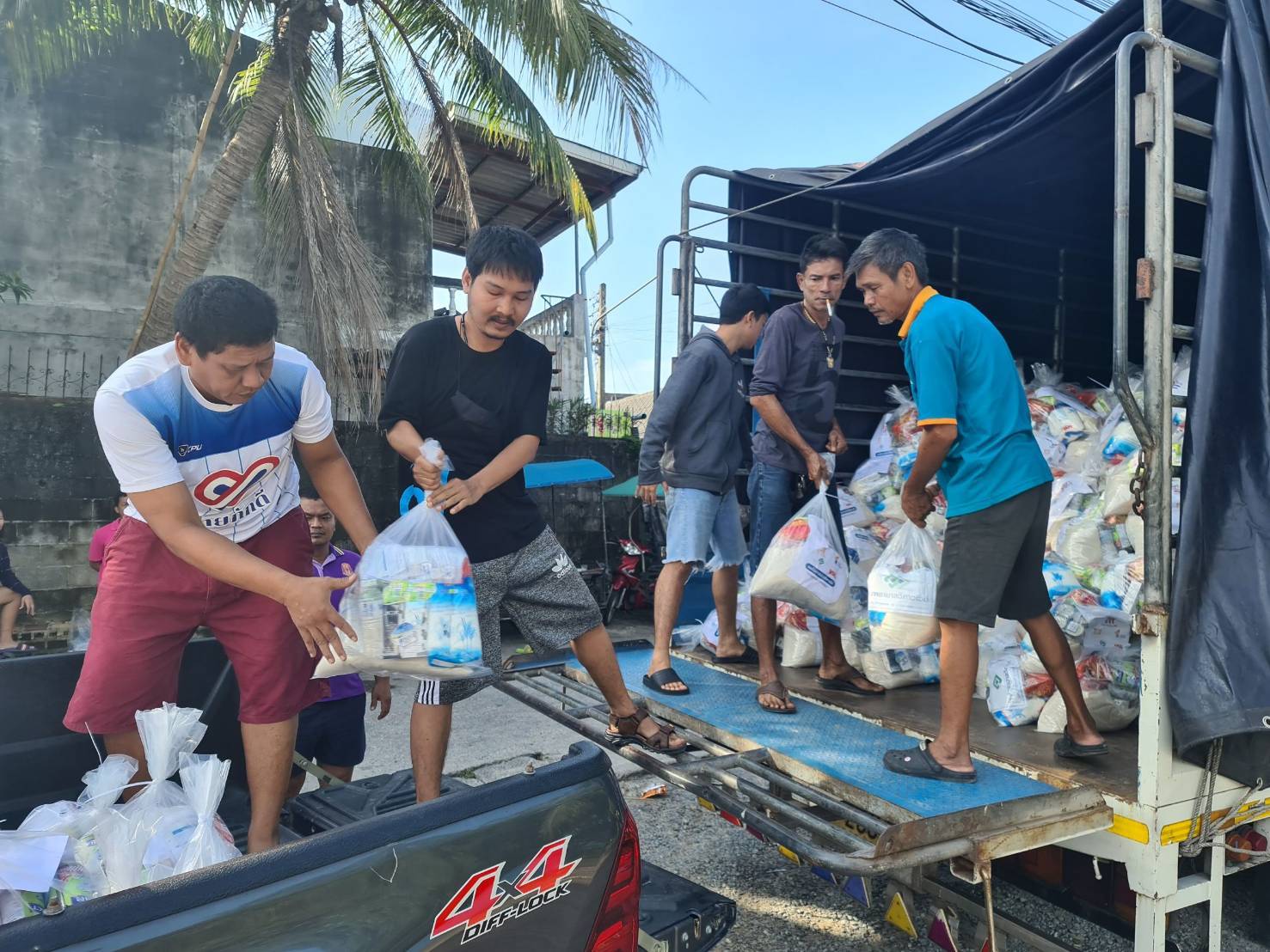 เคเอสแอล ร่วมกับกลุ่มบีทีเอสและพันธมิตร สมทบของเพื่อสนับสนุนถุงยังชีพในการช่วยเหลือผู้ประสบภัยน้ำท่วมภาคใต้
