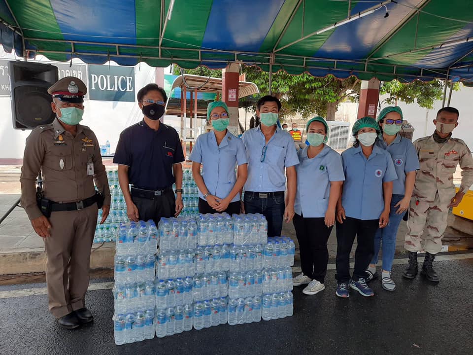 สนับสนุนน้ำดื่มแก่อำเภอท่ามะกาแก่เจ้าหน้าที่ประจำจุดตรวจและจุดสกัดเพื่อเฝ้าระวัง