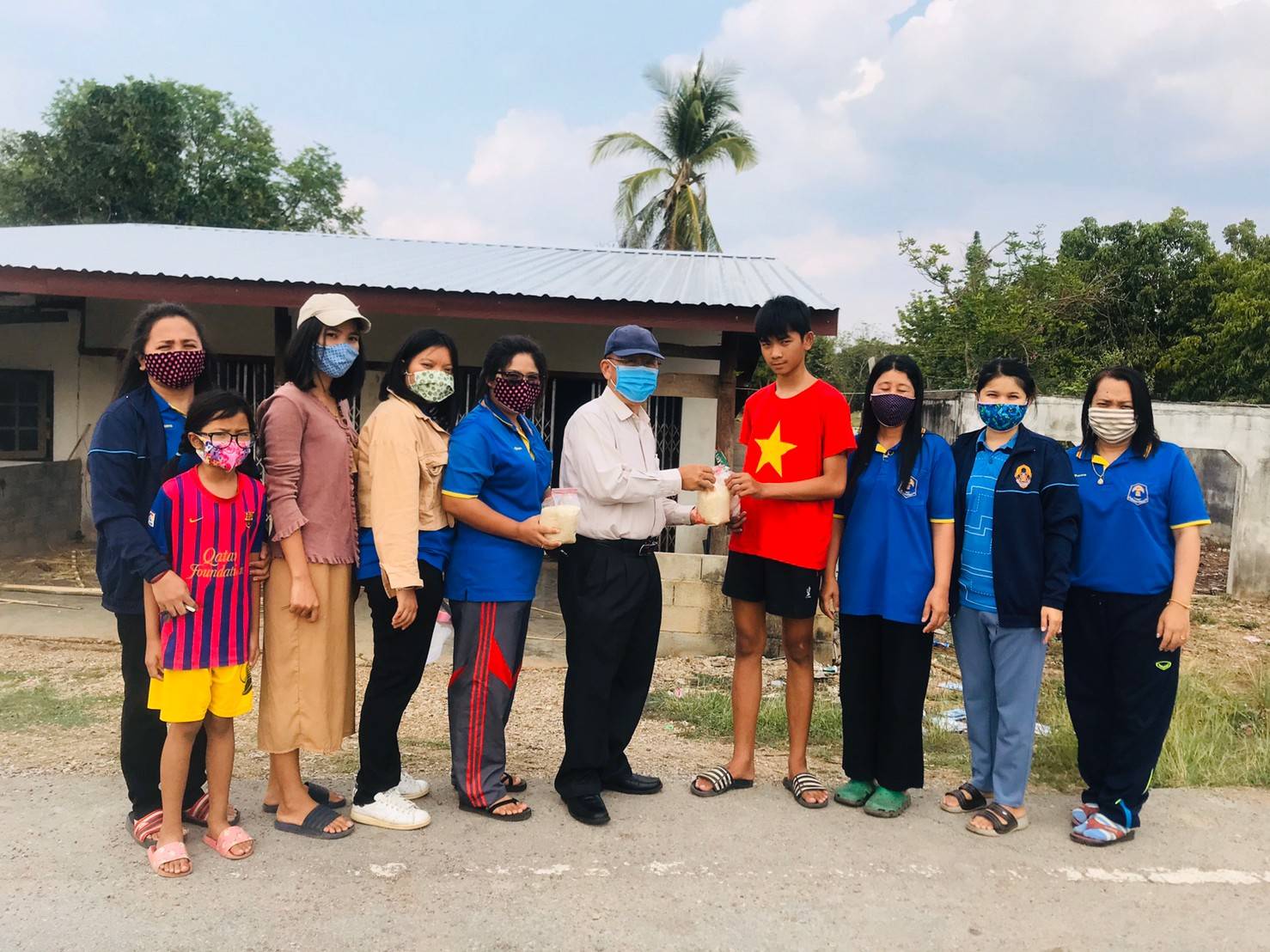 สนับสนุนผลผลิตทางการเกษตรแก่ครอบครัวของนักเรียน โรงเรียนหนองปรือพิทยาคม